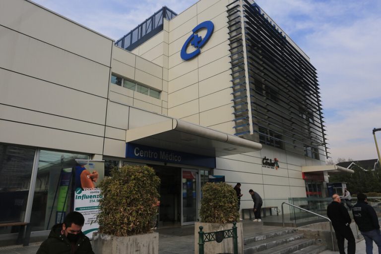 Enfermera fue apuñalada saliendo de su turno en clínica Cordillera de Las Condes: Fiscalía baraja opción de sicariato