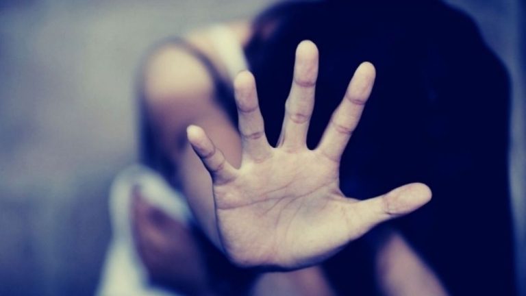 Fue golpeada con cadenas: Ataque a mujer trans causa indignación en Colombia