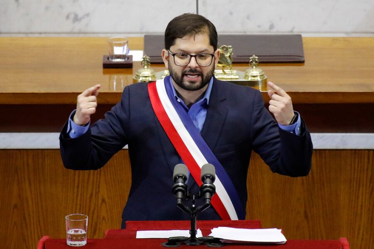 Cadem: Pdte. Boric obtiene su aprobación más baja y crece el apoyo a la opción Rechazo de cara al plebiscito