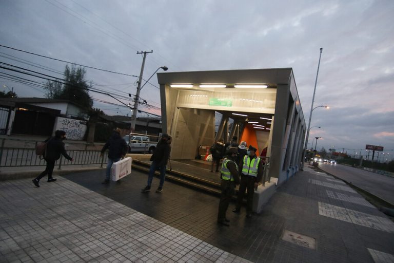 Nuevamente en las afueras del Metro: Hombre fue apuñalado a la salida de la estación Del Sol en Maipú