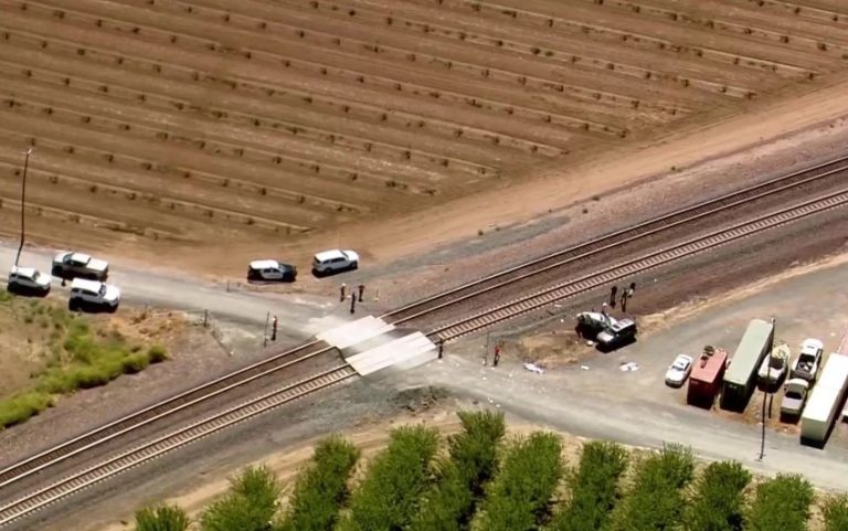 Un camión lo impactó: Reportan tres muertos por accidente ferroviario en Estados Unidos