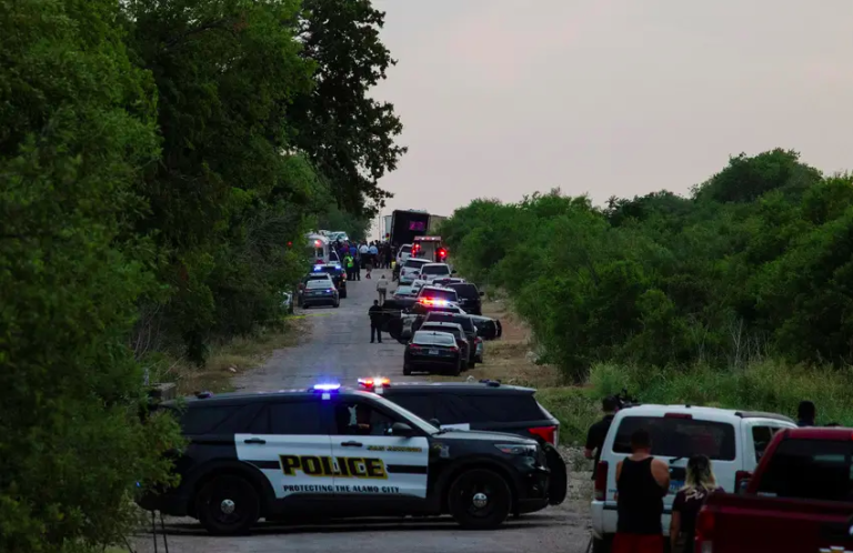 Encuentran 46 migrantes muertos y 16 heridos dentro de un camión en Texas