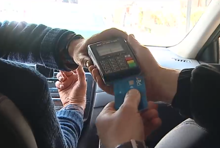 Nueva estafa con tarjetas bancarias: Le robaron 500 mil pesos en un viaje en taxi