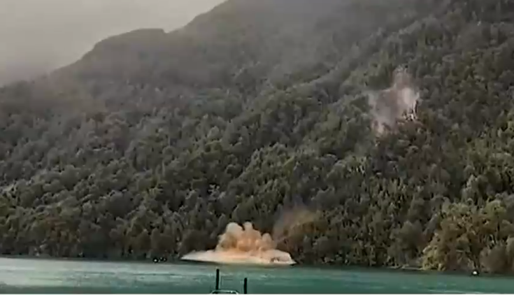 Llaman a tener precaución: Desprendimiento de tierra en lago Todos los Santos provocó graves daños