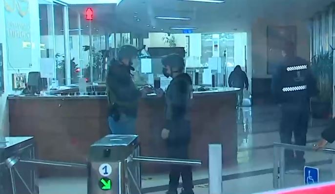 En pleno centro de Santiago: Encuentran muerta a persona baleada en estacionamiento de edificio