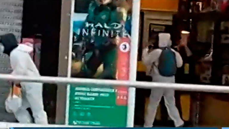 Violento robo en Mall Plaza Oeste: Delincuentes con overoles blancos asaltaron tienda de relojes