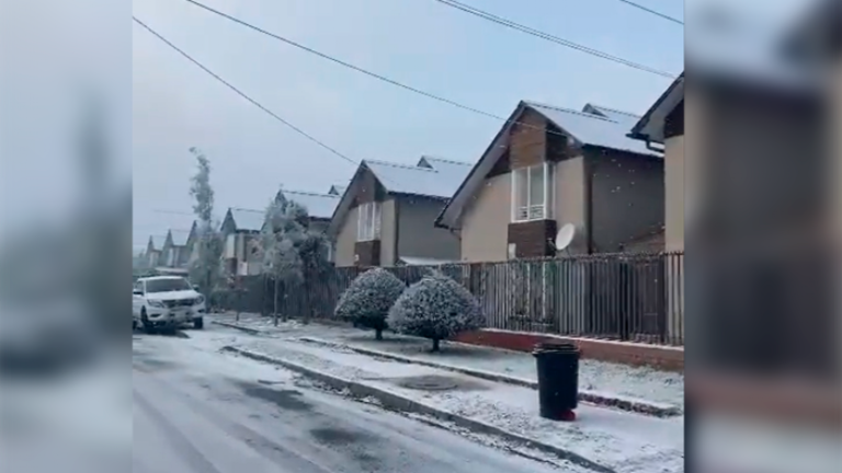 Ola de frío extremo: Registran caída de nieve en Chillán por bajas temperaturas