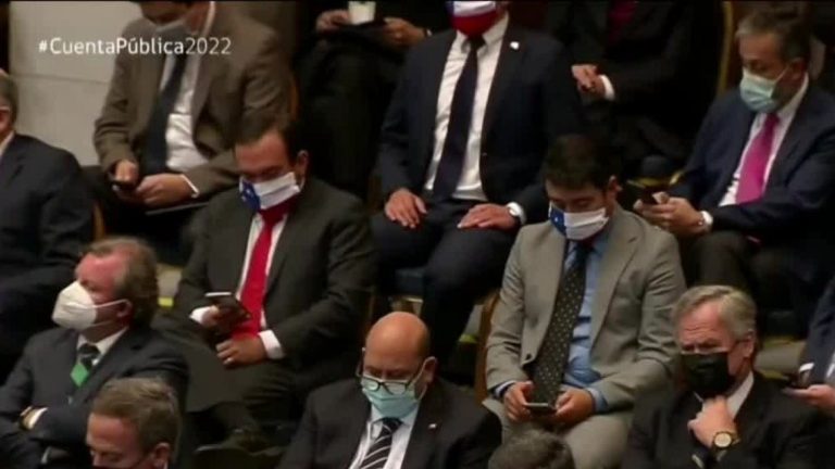 Polémica imagen de la Cuenta Pública: Mientras mayoría aplaudía discurso de Boric, un grupo de diputados miraba el celular