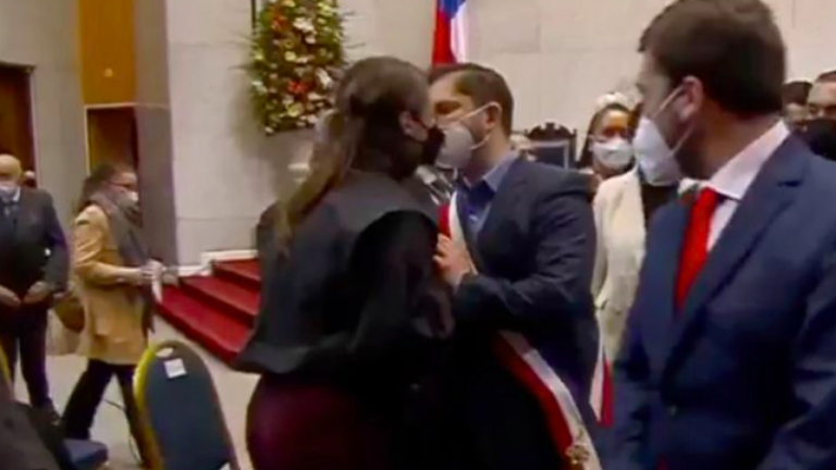 Amor en tiempos de Covid-19: El singular piquito con mascarilla de Gabriel Boric e Irina Karamanos