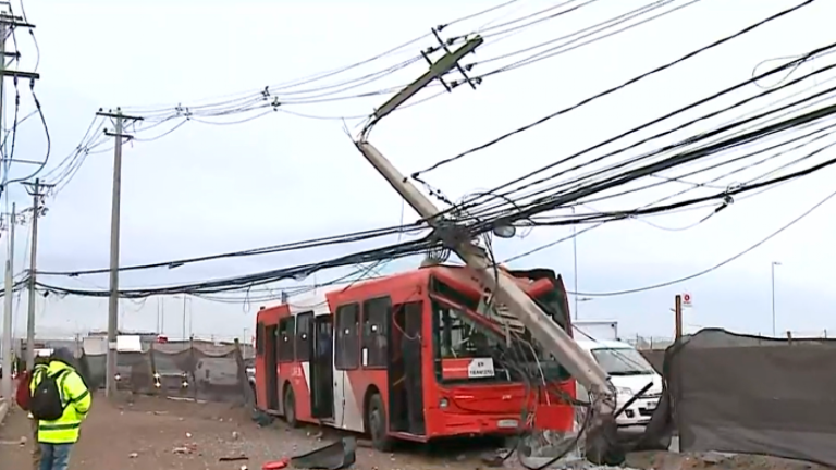 Conductor resultó herido: Bus impactó un poste en Pudahuel
