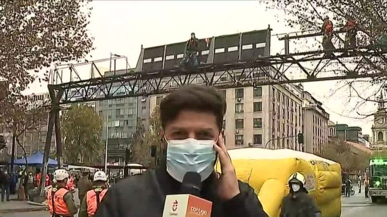 Carabineros instala un colchón de aire en la Alameda por hombre que amenaza con lanzarse al vacío