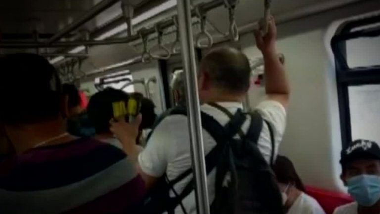 El Gobierno analiza intervenir el Metro para sacar a los vendedores ambulantes de los vagones