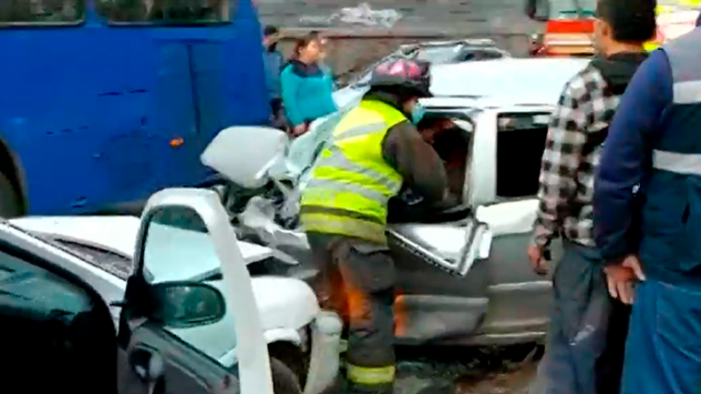 Madre e hija fallecieron tras impactar contra micro en San Bernardo: Hubo otros tres heridos