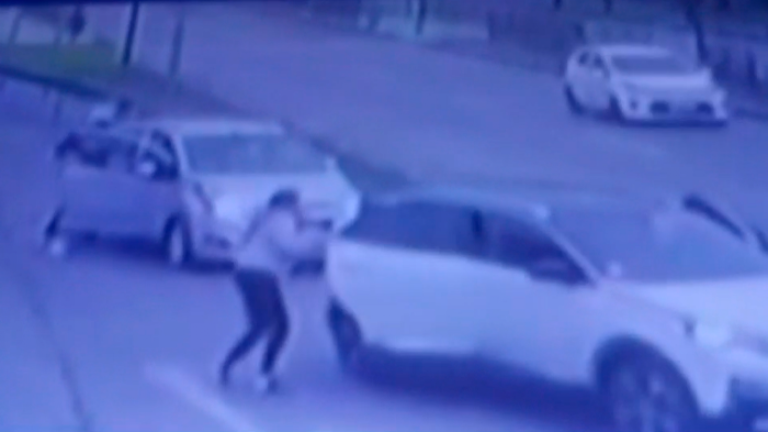 Violento robo: Asaltantes se llevaban a los hijos de la víctima al interior del vehículo tras encerrona