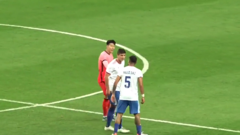 Hasta Son Heung-Min tuvo que intervenir: La pelea entre Kuscevic y Paulo Díaz que pone en alerta a Berizzo