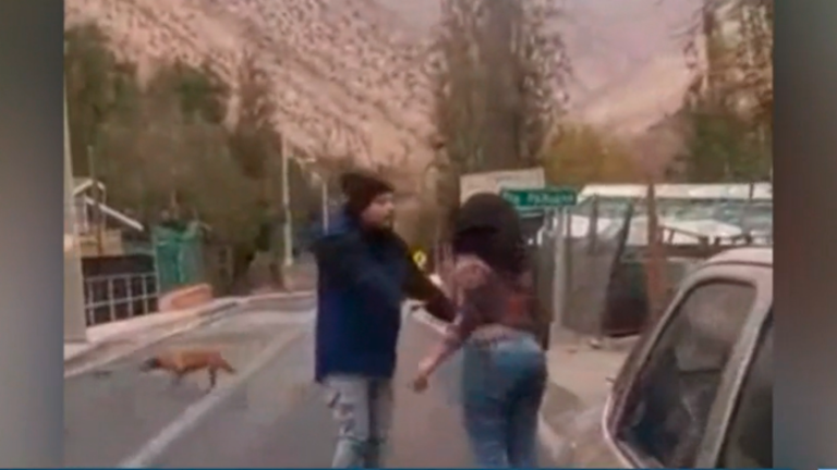 Violenta reacción de supuesta funcionaria municipal: Denuncian a mujer de chocar y golpear personas