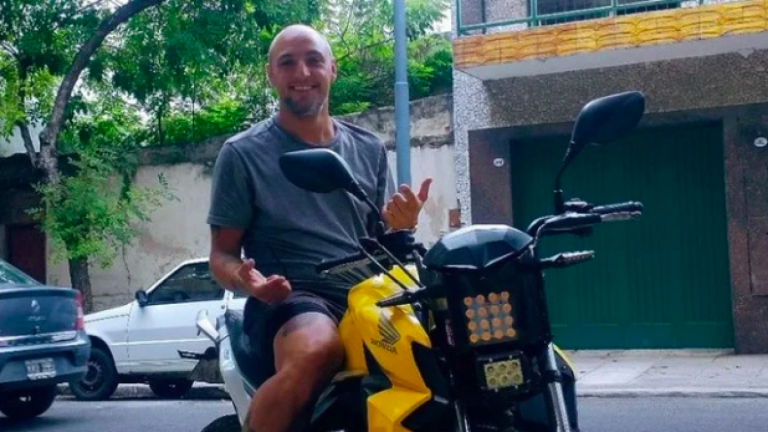 ¡Cinematográfica persecución! Motociclista persiguió a un ladrón, recuperó el celular robado y se lo devolvió a la víctima