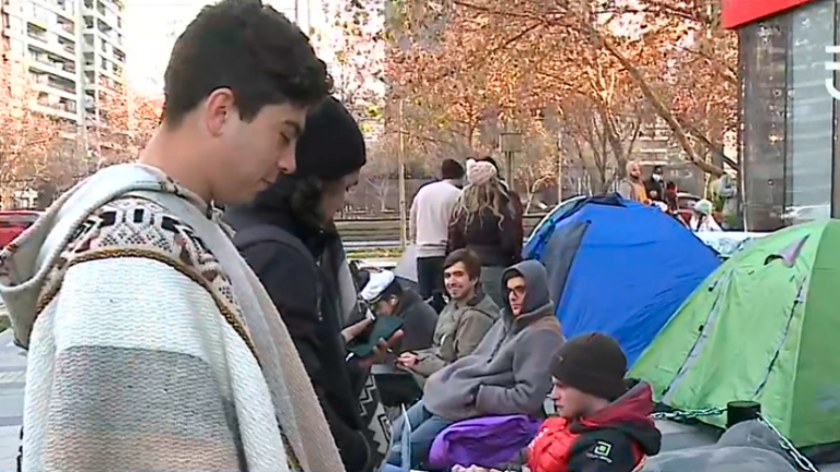 Gran inauguración en Las Condes: Personas acamparon en la calle para lograr quedarse con un premio