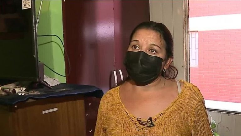 Madre e hija quedan en la calle por no tener plata para el arriendo; tienen casa propia, pero está tomada hace dos años