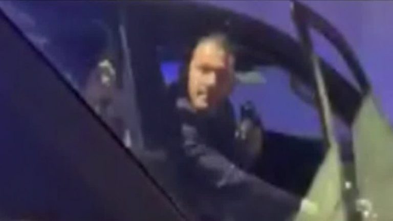 Detective de la PDI apunta con una subametralladora a conductora y su hija en plena autopista