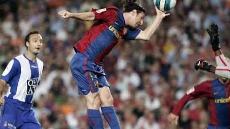 Hace 15 años, Messi se vistió de Maradona y realizó su propia “Mano de Dios” con el Barcelona