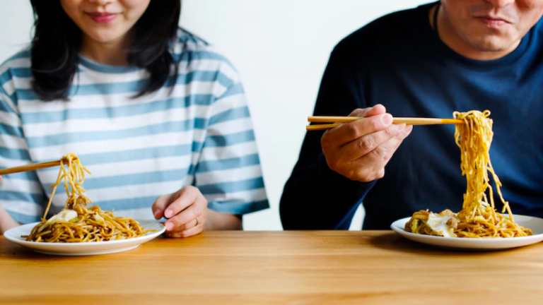Sólo cocinaba fideos: El particular motivo que llevó a un hombre a tramitar su divorcio