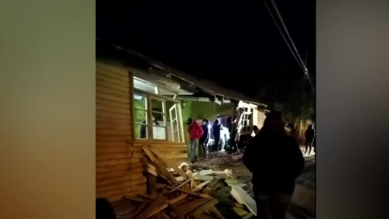 Indignante caso: Exbombero estrelló su auto en casa de adulta mayor: ahora debe ser demolida y la mujer no tiene dónde ir