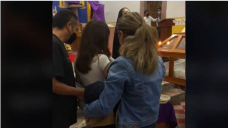 ¡En una iglesia! La particular forma que una familia hizo prometer a su hija no regresar con su ex pareja