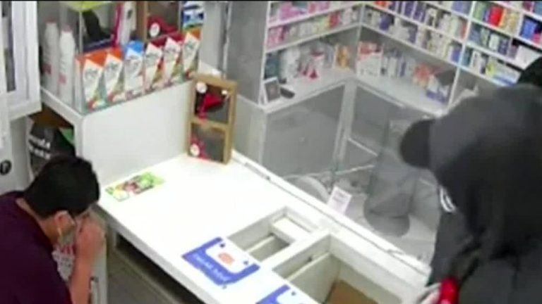 Apuntaron al cuello a un cliente: Cámaras de seguridad registran violento asalto a farmacia en Osorno
