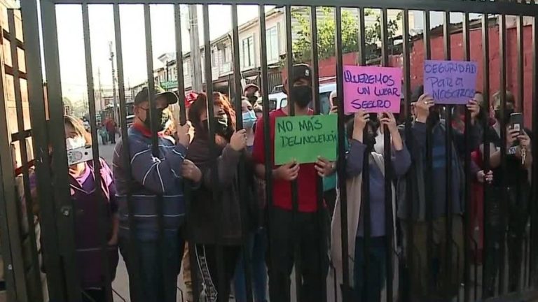 Por una vecina que denunció: Residentes de una pasaje de La Florida deberán sacar portón que los protegía de la delincuencia