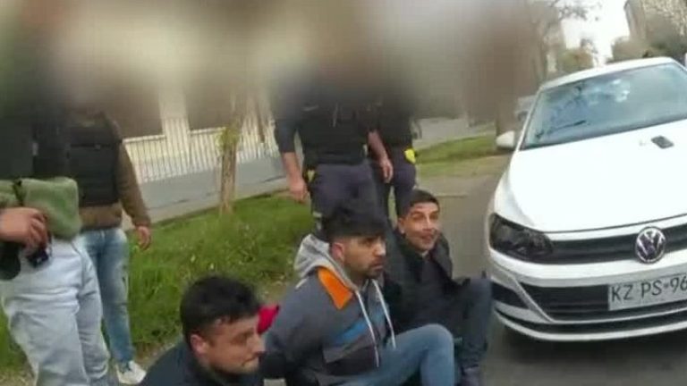 Cuatro delincuentes intentaron robar auto en Providencia: Entre todos sumas 100 capturas