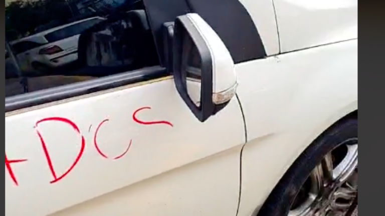 “A ver si de una reverenda vez entiende”; Tapó una rampa de discapacitados al estacionar y recibió un particular mensaje