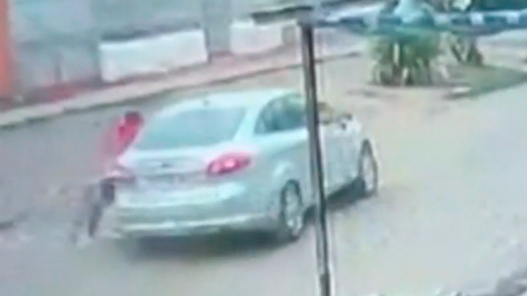 Murió por intentar evitar el robo de su automóvil: Conductor fue arrastrado a gran velocidad por delincuentes