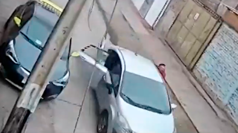 Fue arrastrado por cuatro cuadras: Hombre murió tras colgarse de su vehículo para evitar robo