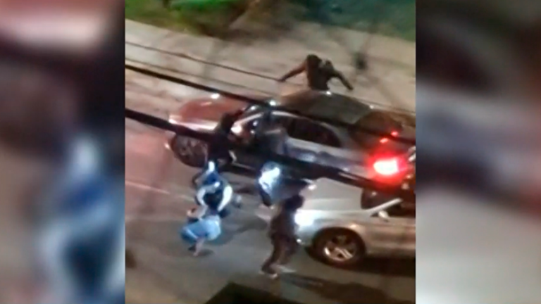 Intimidaron al conductor en el suelo: Delincuentes robaron auto de lujo en barrio El Golf