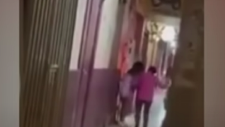 ¡Con una correa! Madre sacó enfurecida a su hija de una disco por salir sin permiso