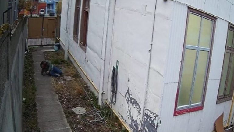 ¡Para no pagar! Hombre se lanzó desde la ventana desde un segundo piso en prostíbulo de Punta Arenas