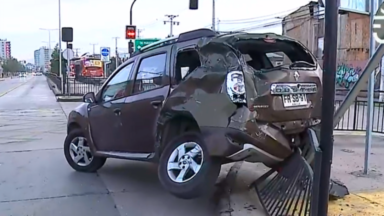 Grave accidente en Indepenedencia: Microbus impactó contra un vehículo en lugar no habilitado