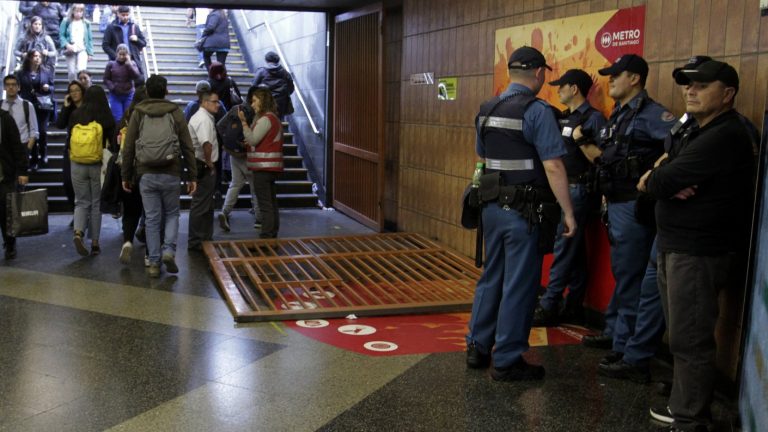 Peleas, asaltos y críticas de los usuarios: ¿Cómo funciona la seguridad en el Metro de Santiago?