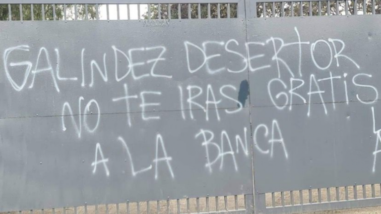 “Galíndez desertor, no te irás gratis”: Hinchas de la U rayan el CDA con duras consignas en contra del arquero ecuatoriano
