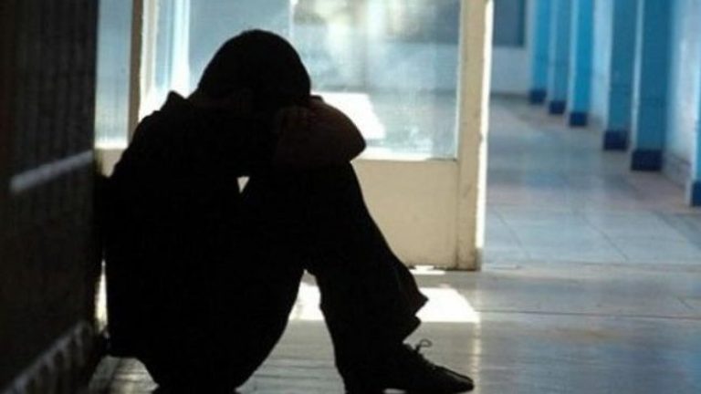 “No me lo toca nadie”: Madre agredió a un compañero de su hijo en pleno salón de clases