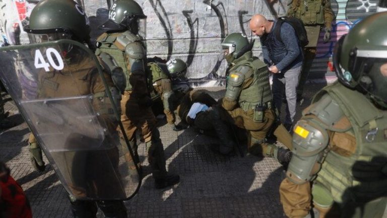 Paralelo a cuenta pública: Incidentes en La Alameda dejó dos Carabineros lesionados