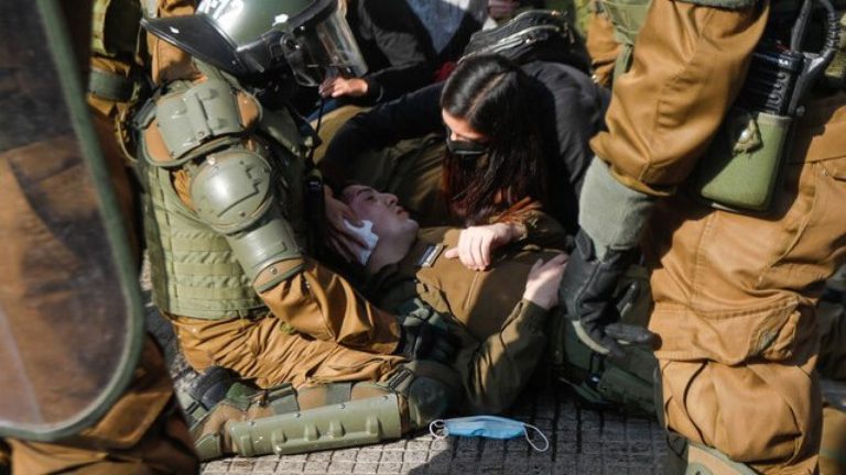 Ciudadana extranjera intentó robar el arma de un Carabinero herido durante protesta