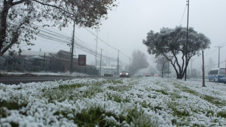 ¿Cómo y por qué? Chile habría registrado la primera caída de nieve industrial