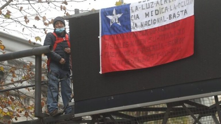 Hombre amarrado en señalética lanzó carpeta dirigida a la presidenta de la Convención Constitucional