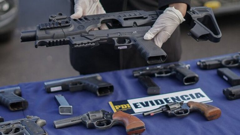 Graves fallas de seguridad: Militares y Carabineros confesaron robo de armas en cuarteles