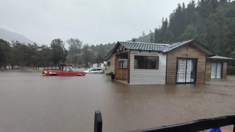 Lluvias torrenciales provocan desbordes de ríos y dejan a familias aisladas en el sur