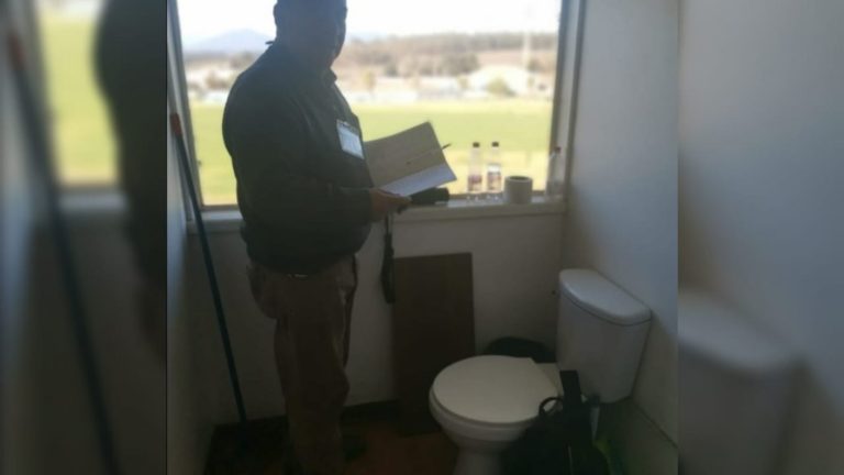 Insólito: Asignan baño del estadio como caseta de transmisiones a relator deportivo en Valparaíso