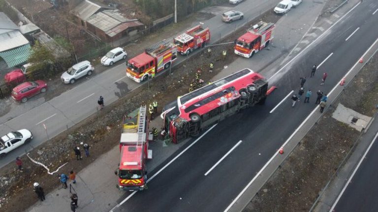 Conductor se habría enredado con una frasada: Volcamiento de bus dejó un fallecido y 14 heridos
