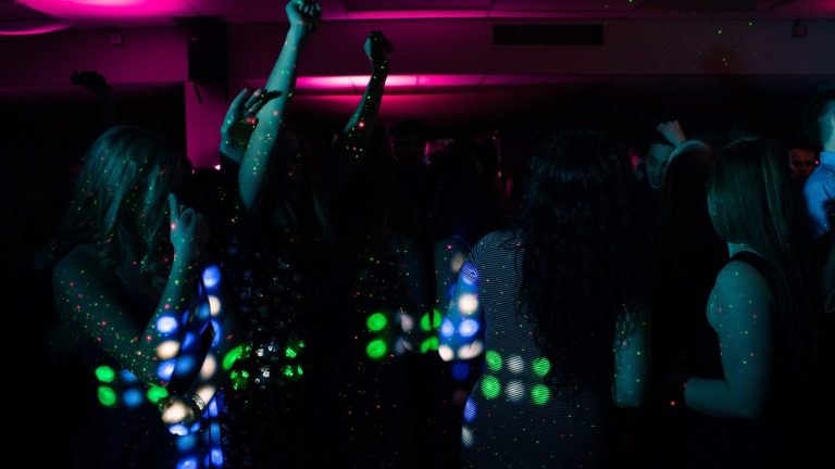 Crean fórmula para calcular el mejor momento para llegar a una fiesta: Esto es lo que debes hacer